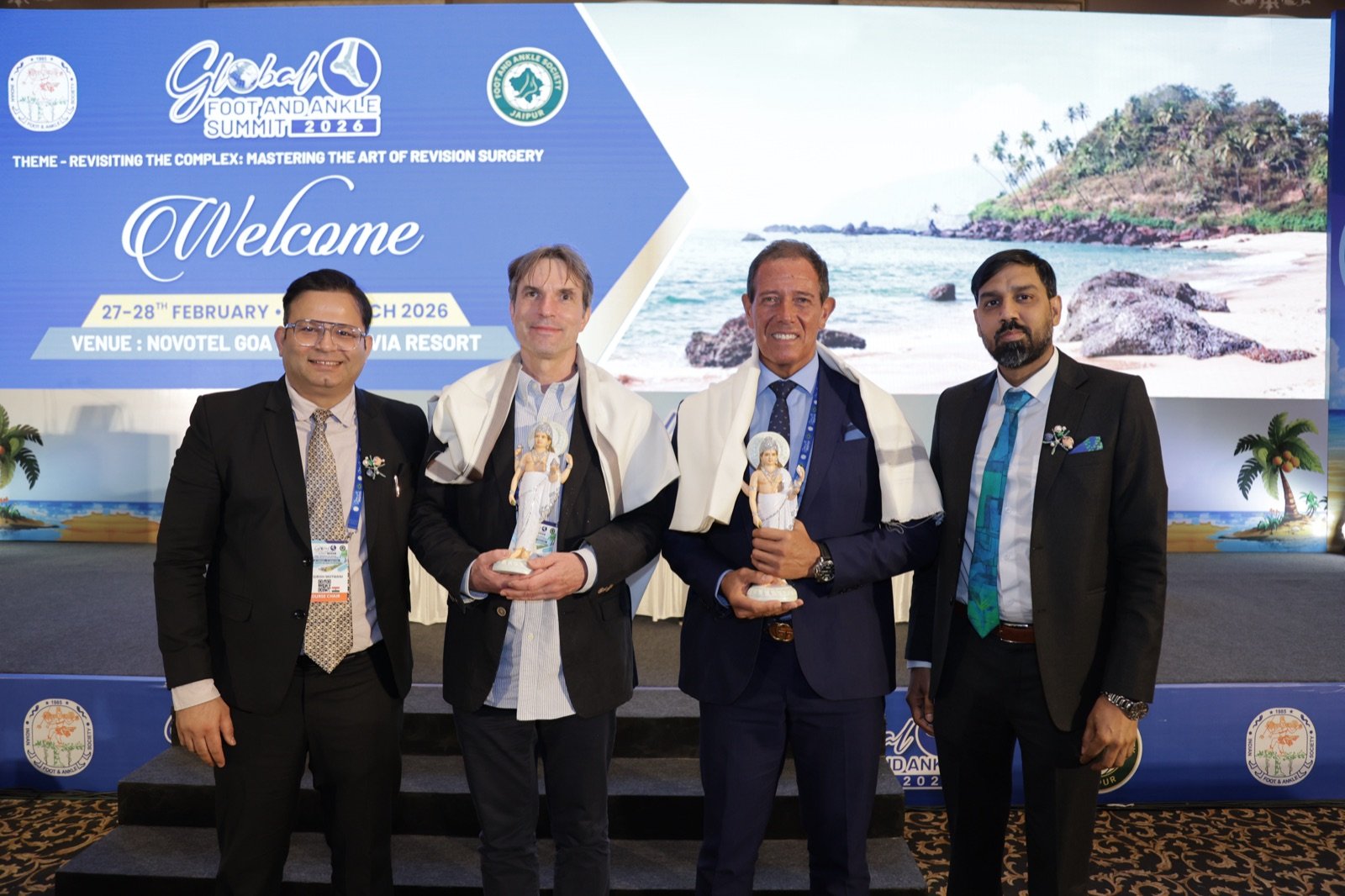 Dr. Rahul Upadhyay felicitating keynote speakers at GFAS